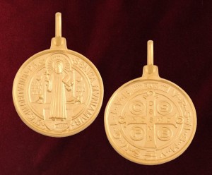 Złoty medalik z wizerunkiem Świętego Benedykta 