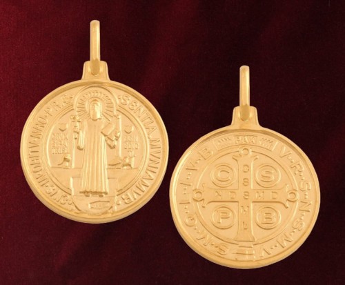 Złoty medalik z wizerunkiem Świętego Benedykta