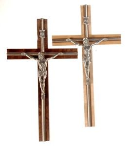 Krzyż ścienny drewniany z ozdobną lamówką K33/34