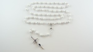 Różaniec pierwszokomunijny - kostka opalizowana - granatowa lub biała