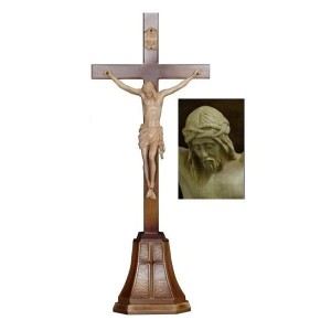 Krzyż drewniany stojący z rzeźbionym wizerunkiem Chrystusa 9F/P3