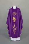 Ornat w kolorze fioletowym z ozdobnym pasem tkanym 1-072-44