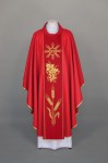 Ornat w kolorze czerwonym z ozdobnym pasem tkanym 1-072-22