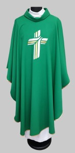 Ornat zielony z haftowanym krzyżem