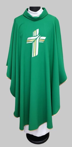 zielony ornat z haftowanym krzyżem