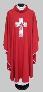 Ornat czerwony z haftowanym krzyżem liliowym 223