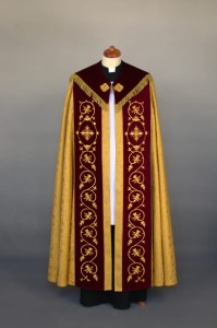 Złota kapa liturgiczna z bordowym galonem  2-091-62