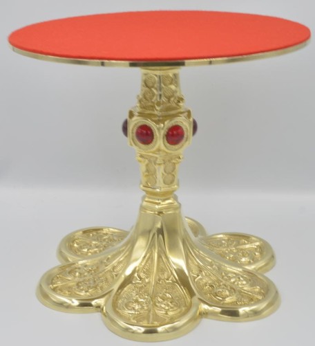 tron pod monstrancję