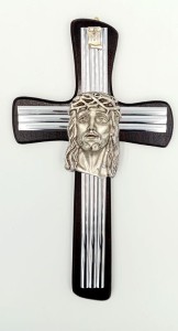 Krzyż drewniany z twarzą Chrystusa - 28 cm