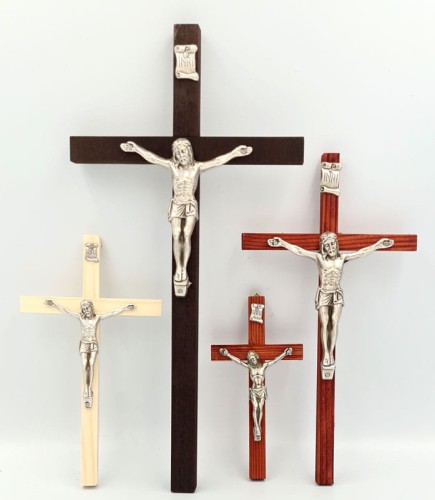 Krzyże drewniane z Jezusem