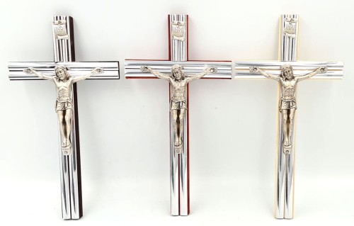 Krzyż drewniany z metalowymi paskami