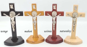 Krzyż z medalem świętego Benedykta - stojący