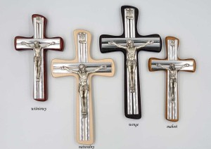 Krzyż drewniany z metalowymi listwami