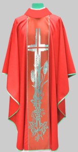 Ornat czerwony  z pasem z krzyżem i kłosami 