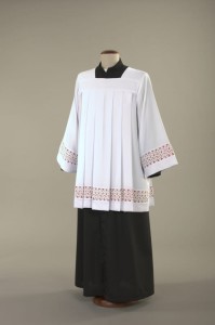 Komża kapłańska biała, zdobiona koronką, z podbiciem 5-135-0