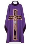 Fioletowy ornat z haftowanym Jezusem ukrzyżowanym