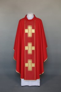Ornat mszalny w kolorze czerwonym z krzyżami