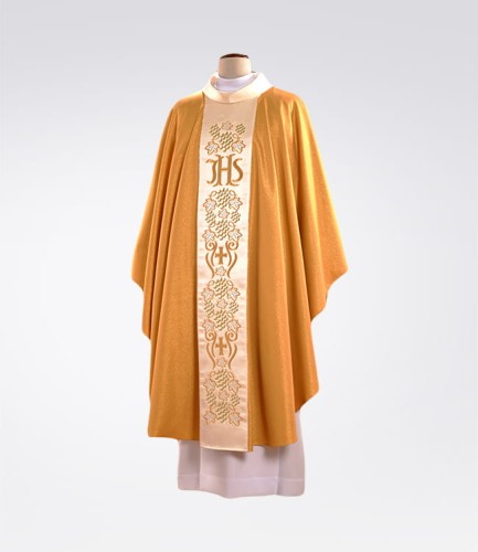 ornat w kolorze złotym