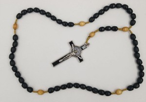 Masywny czarny różaniec z drewnianymi paciorkami i medalem Benedykta