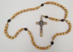 Duży różaniec z krzyżem Św. Benedykta w kolorze jasno brązowym