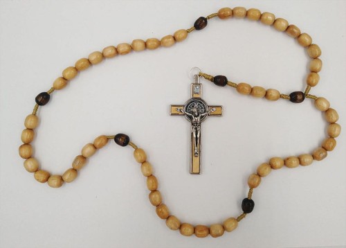 różaniec z krzyżem Benedykta