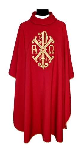 Czerwony ornat z dużym haftem liturgicznym