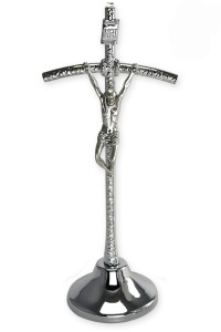 Krzyż metalowy stojący srebrny papieski