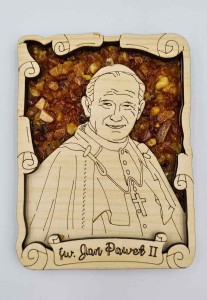 Drewniany magnes z bursztynem  Jan Paweł II