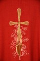 ornat czerwony z haftem krzyż-3