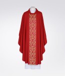 Ornat czerwony zdobiony eleganckim pasem tkanym 1-223-22