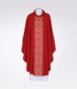 Ornat czerwony zdobiony eleganckim pasem tkanym 1-223-22