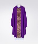 Ornat fioletowy zdobiony eleganckim pasem tkanym 1-223-44