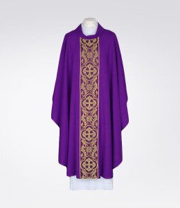 Ornat fioletowy zdobiony eleganckim pasem tkanym 1-223-44