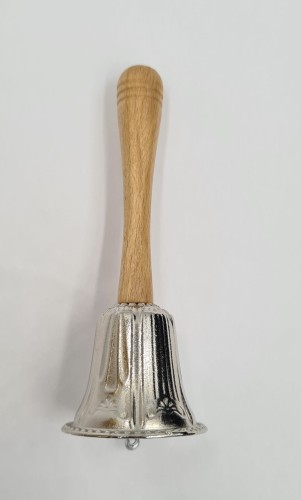 mały dzwonek z drewnianą rączką