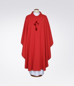 Ornat czerwony z wyciętym krzyżem 1-349-2