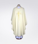 Ornat w kolorze ecru z zarysem krzyża 1-344-1