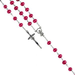 Różaniec drewniany na łańcuszku z krzyżem papieskim w pudełeczku