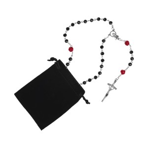 Różaniec z różyczkami i czarnymi paciorkami w woreczku