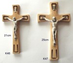 Krzyż drewniany z metalowym korpusem, zdobiony K46/47
