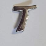 Znaczek metalowy - zapinka krzyżyk TAU