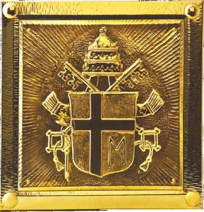 Tabernakulum mosiężne z herbem papieskim TB043