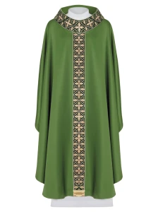 Zielony ornat mszalny zdobiony kamieniami z wąskim pasem 