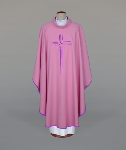 Ornat różowy z haftowanym fioletowym krzyżem