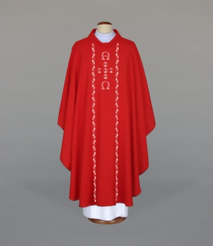 Ornat czerwony z ozdobnym haftem