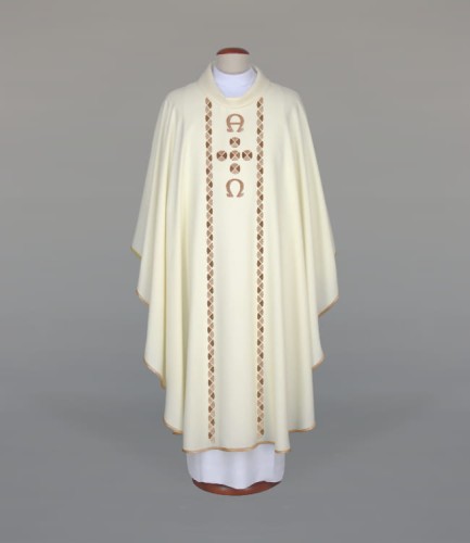 Ornat ecru z ozdobnym haftem