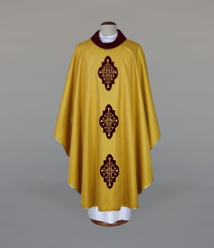 ornat w kolorze złotym