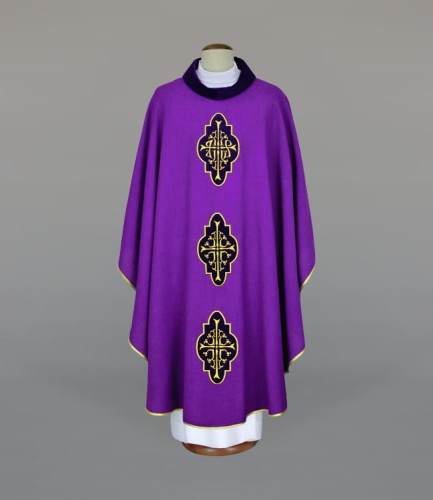 ornat w kolorze fioletowym