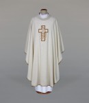 Ornat w kolorze ecru z krzyżem 1-391-1