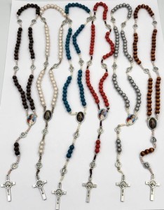 Różaniec z medalami i krzyżem Św. Benedykta - różne kolory