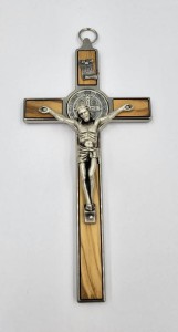 Krzyż św. Benedykta z drzewa oliwnego 